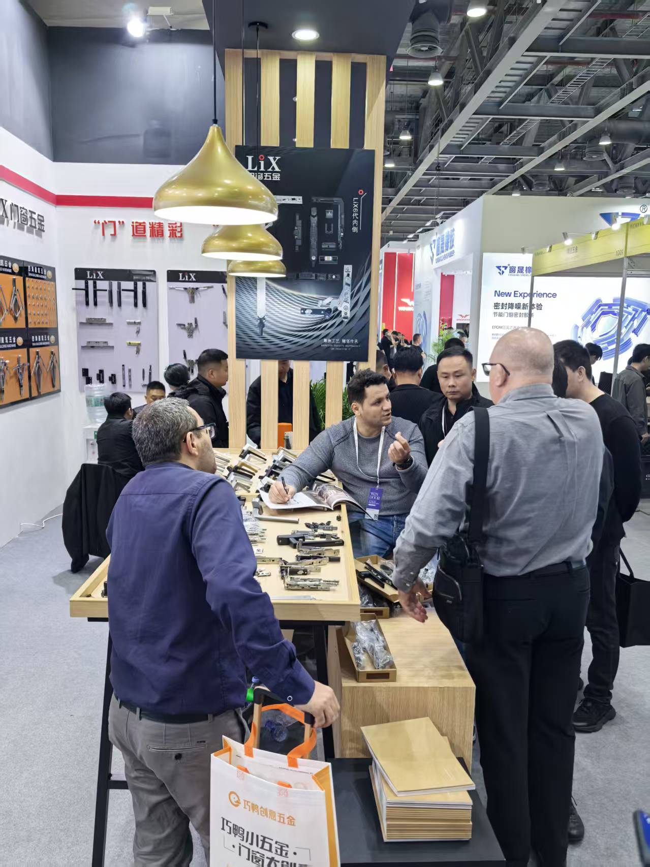 金飞力克 LiX 门窗五金展会现场